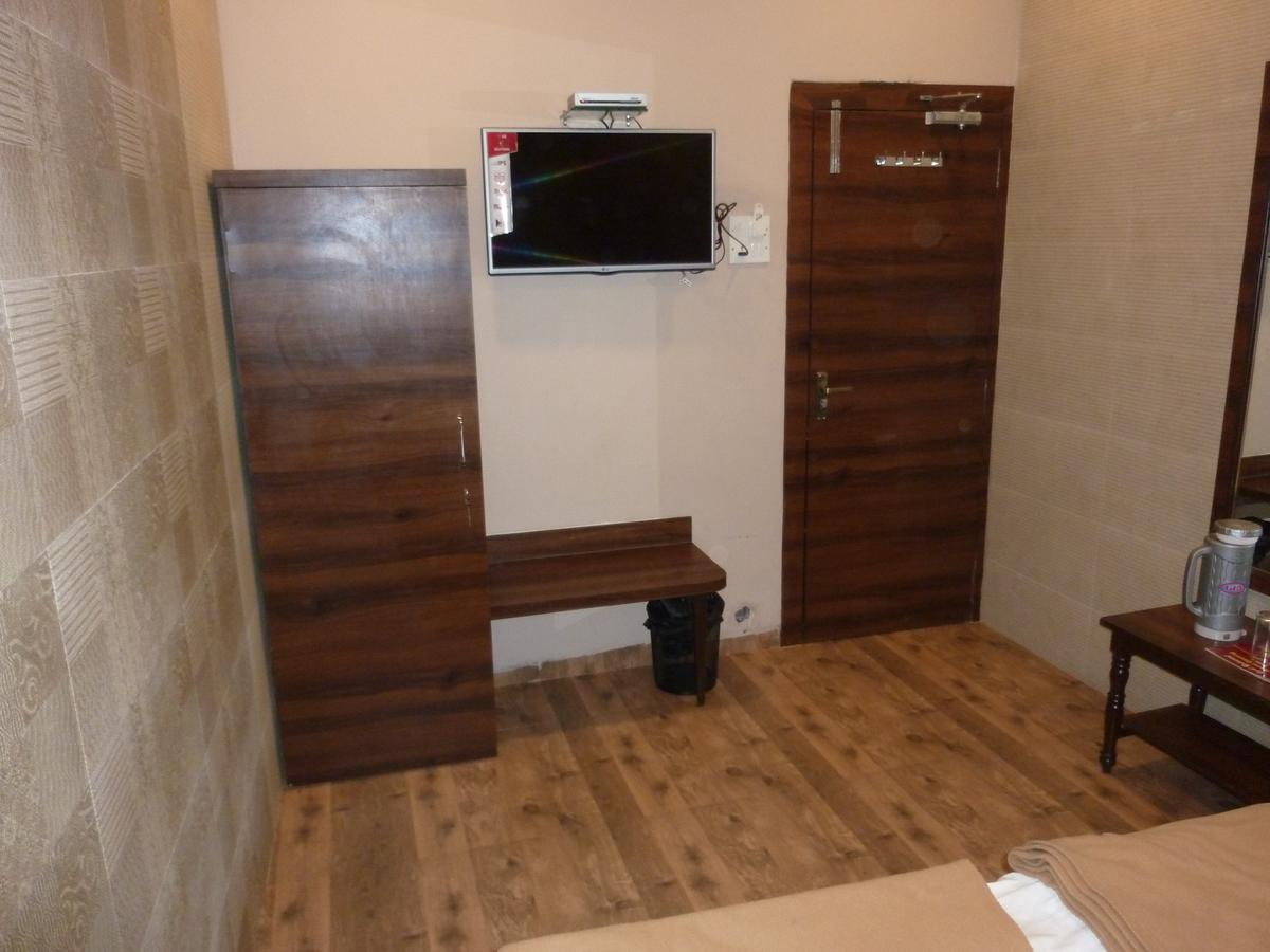 Hotel Regal Palace Мумбай Екстериор снимка