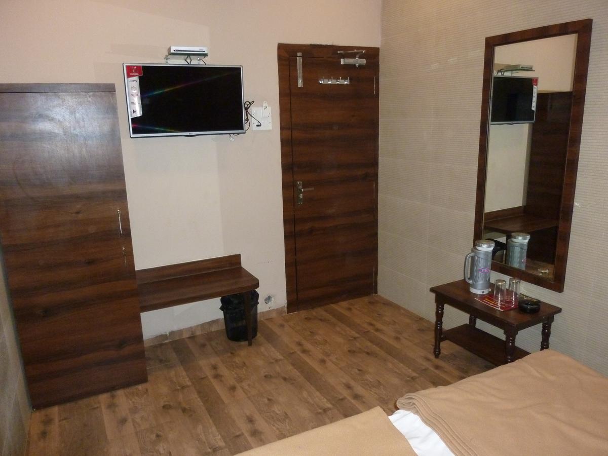 Hotel Regal Palace Мумбай Екстериор снимка