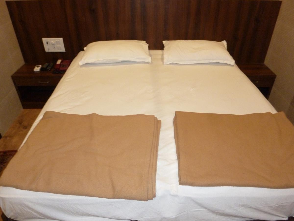 Hotel Regal Palace Мумбай Екстериор снимка