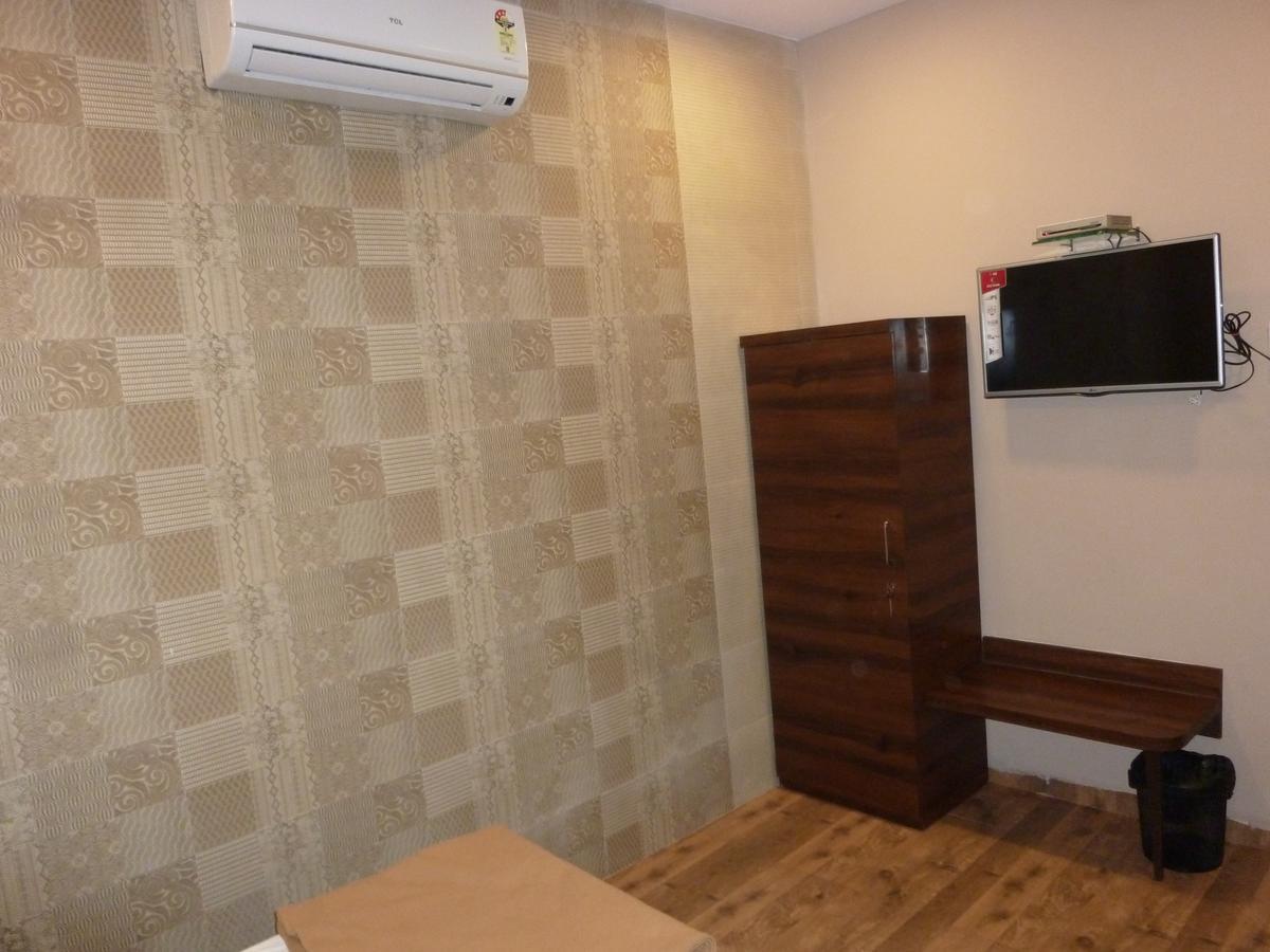 Hotel Regal Palace Мумбай Екстериор снимка