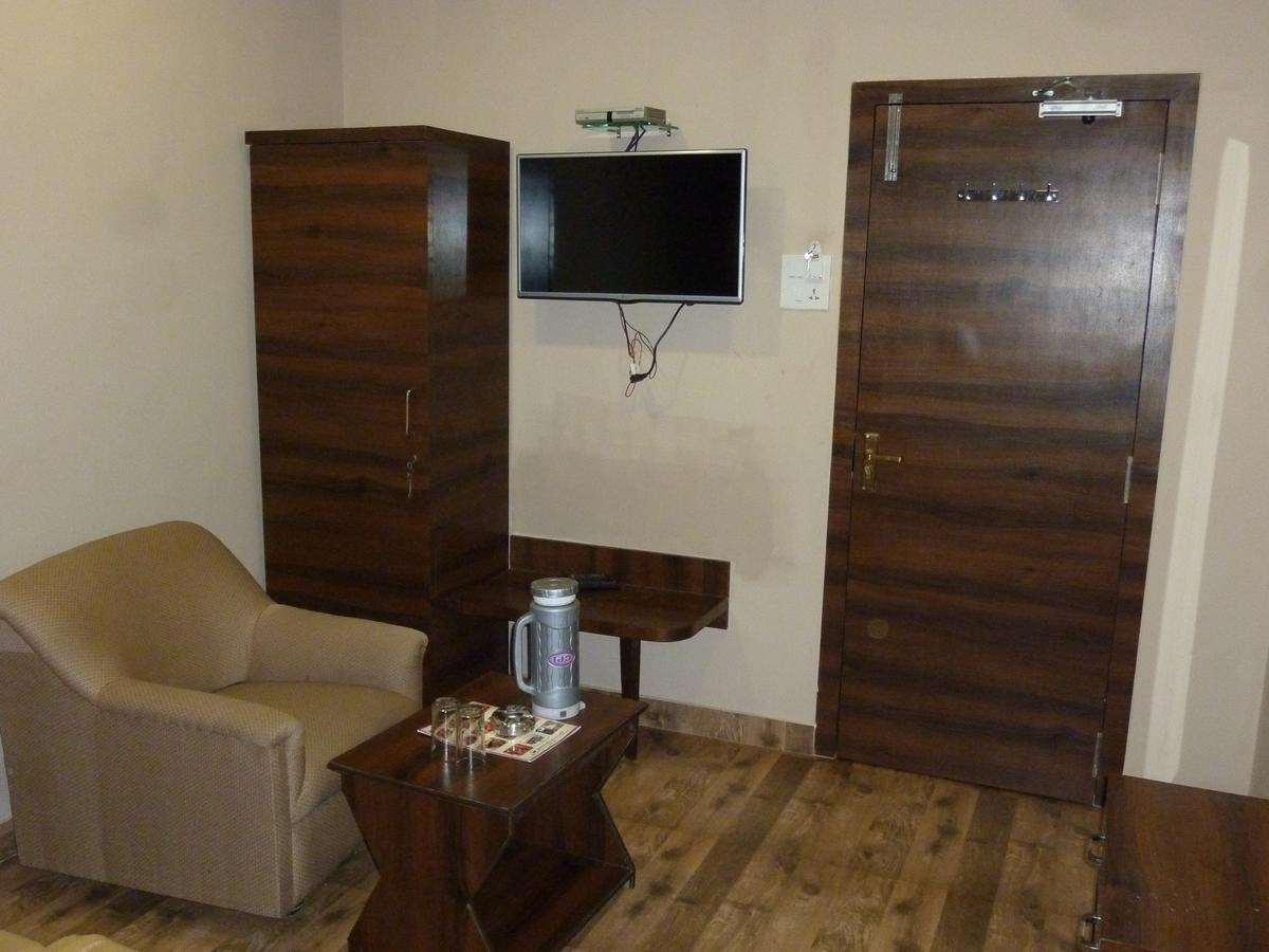Hotel Regal Palace Мумбай Екстериор снимка