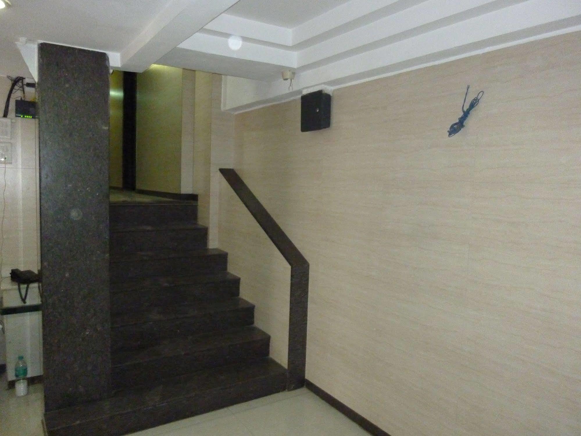 Hotel Regal Palace Мумбай Екстериор снимка