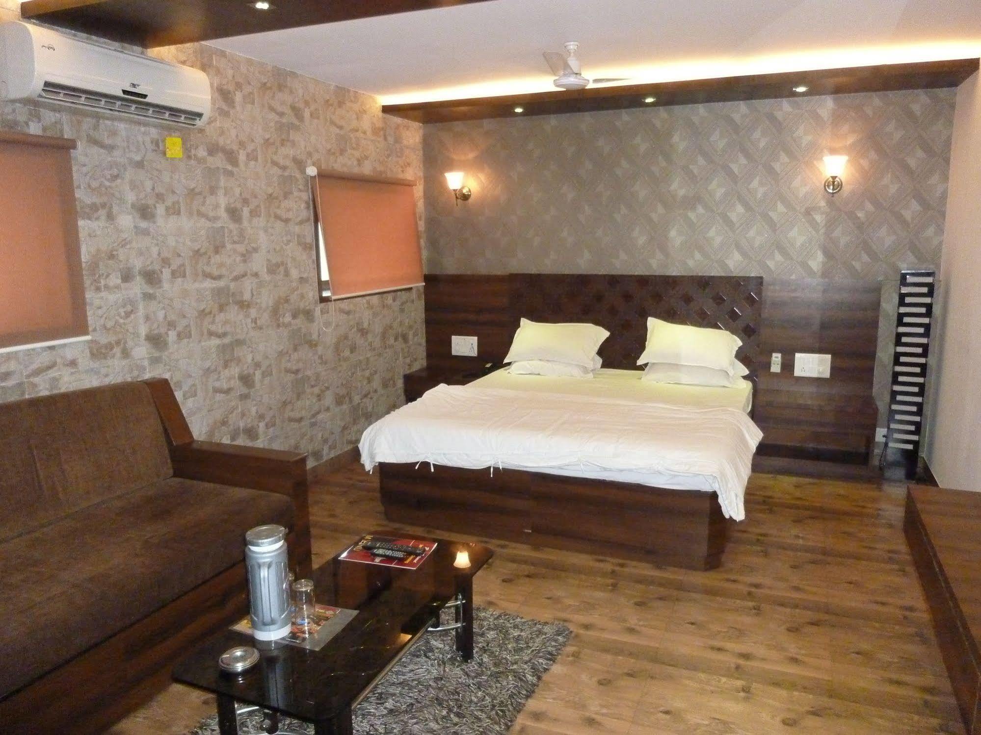 Hotel Regal Palace Мумбай Екстериор снимка