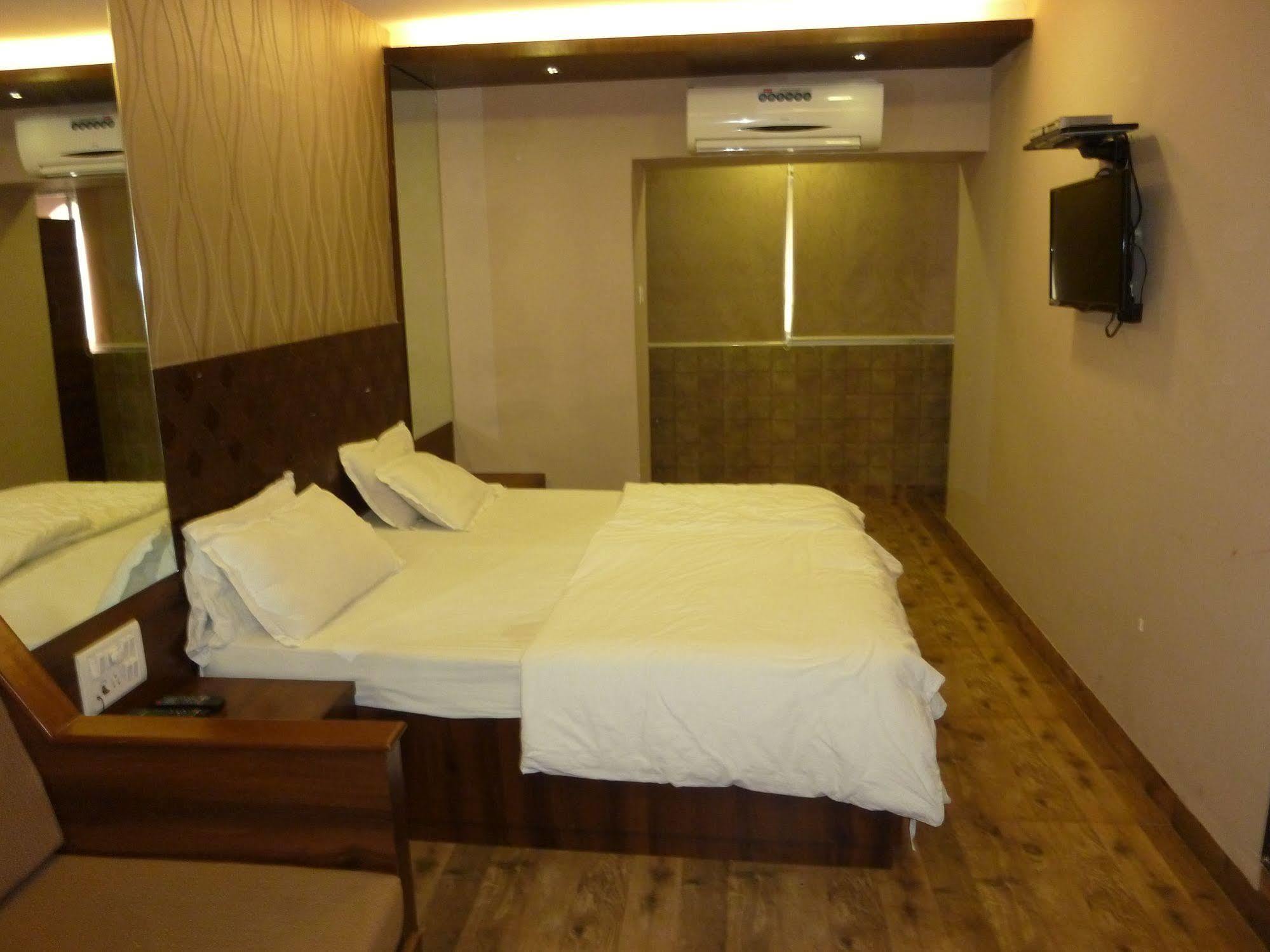 Hotel Regal Palace Мумбай Екстериор снимка