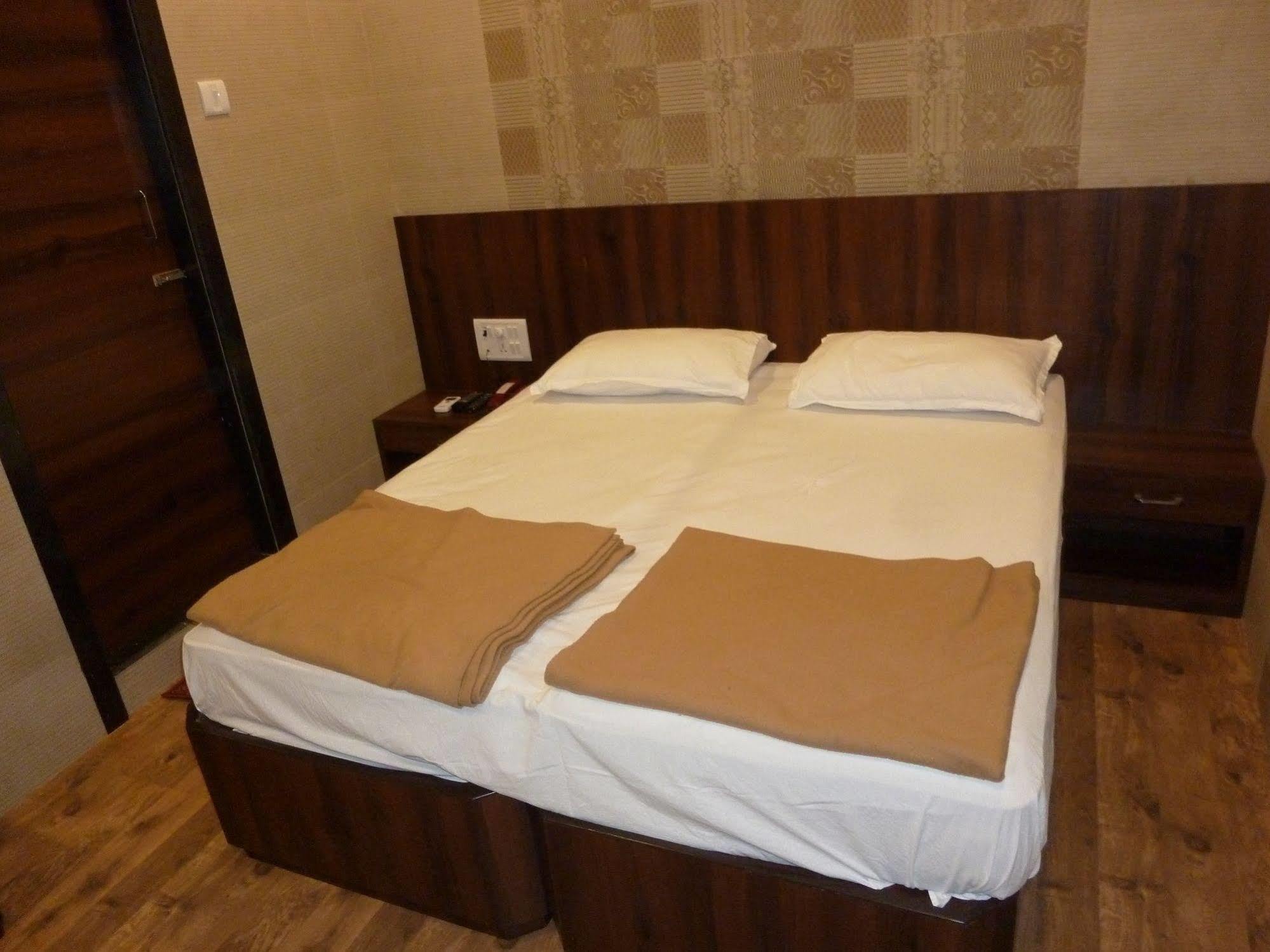 Hotel Regal Palace Мумбай Екстериор снимка