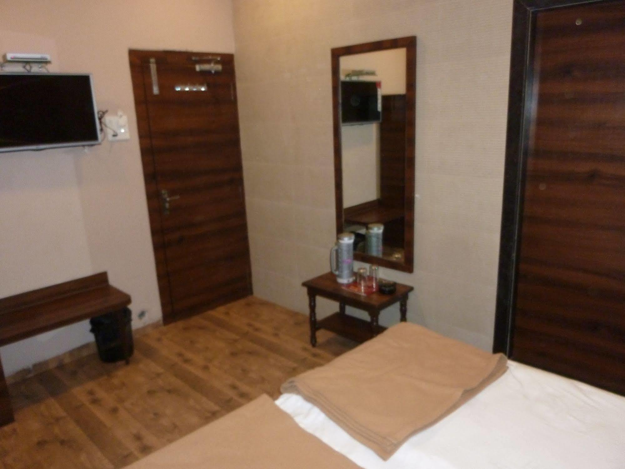 Hotel Regal Palace Мумбай Екстериор снимка