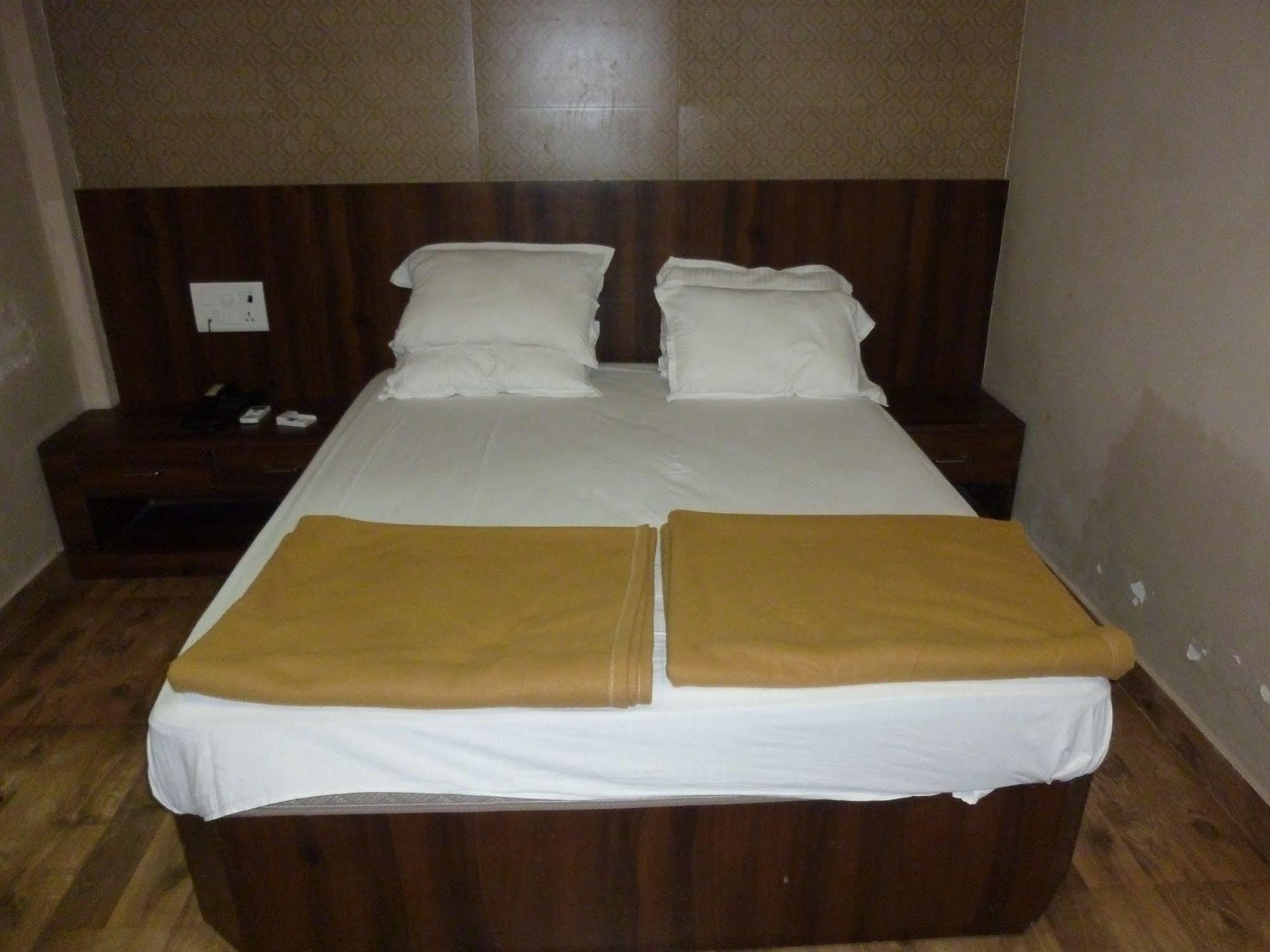 Hotel Regal Palace Мумбай Екстериор снимка