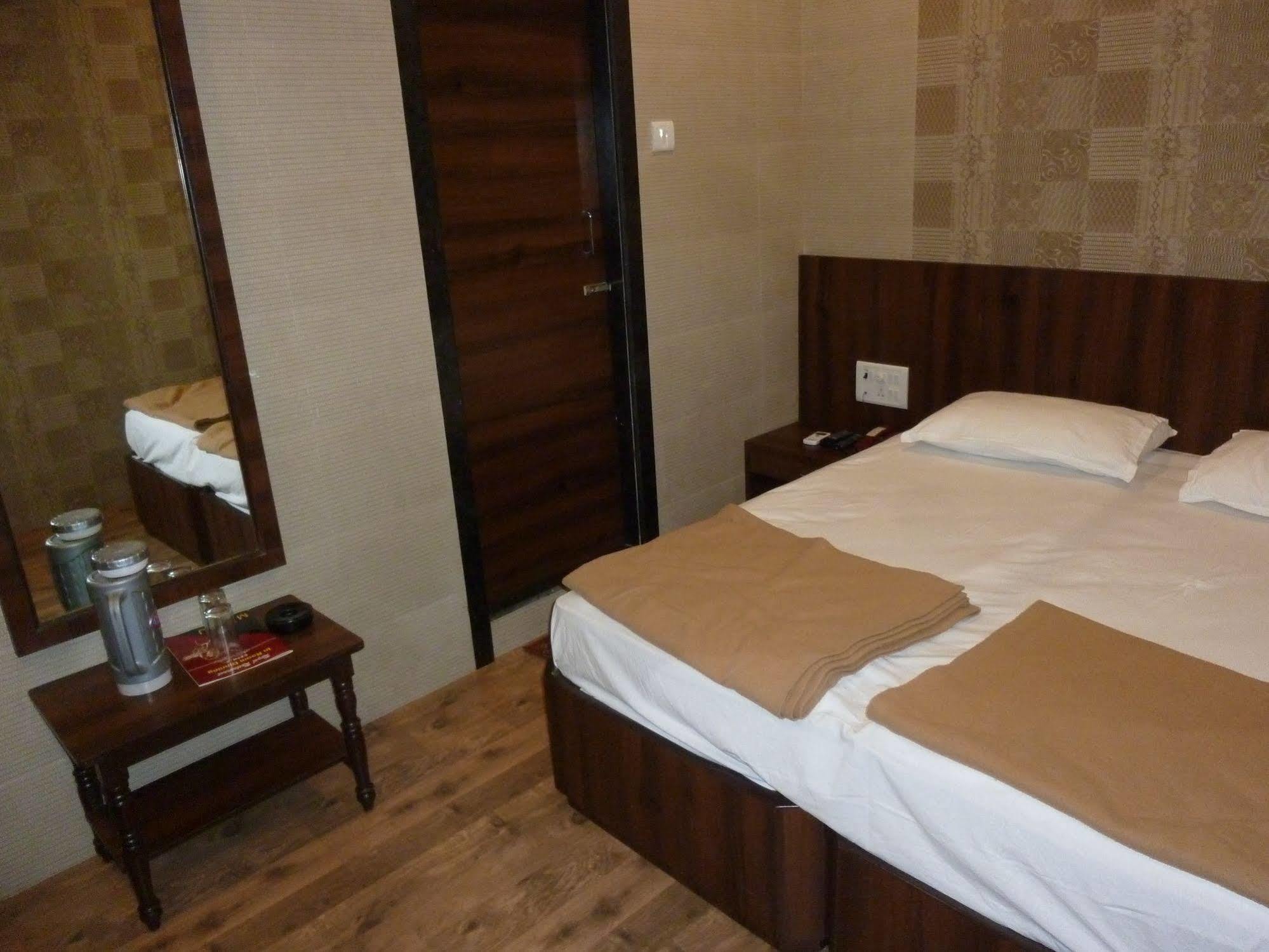 Hotel Regal Palace Мумбай Екстериор снимка