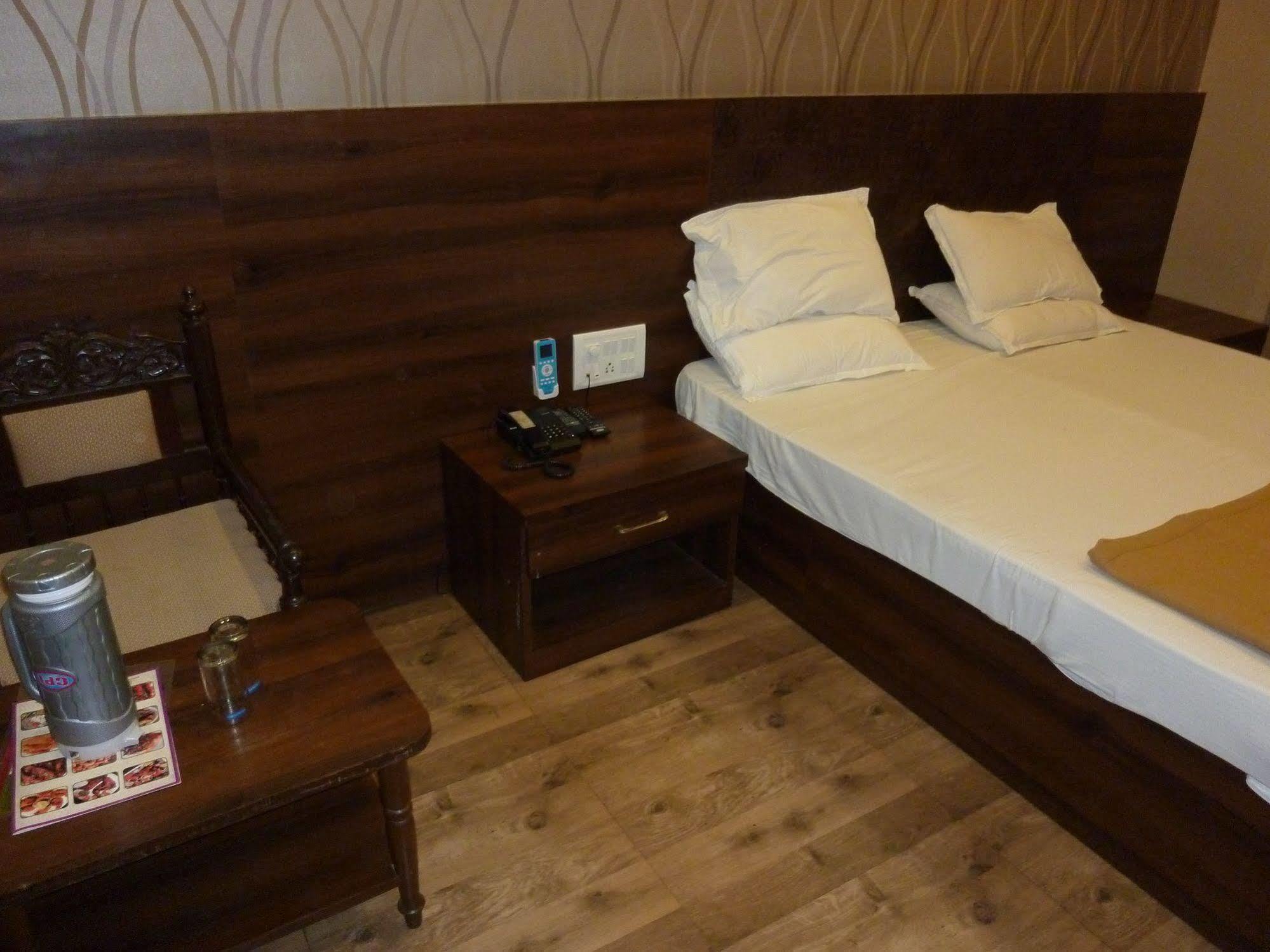 Hotel Regal Palace Мумбай Екстериор снимка