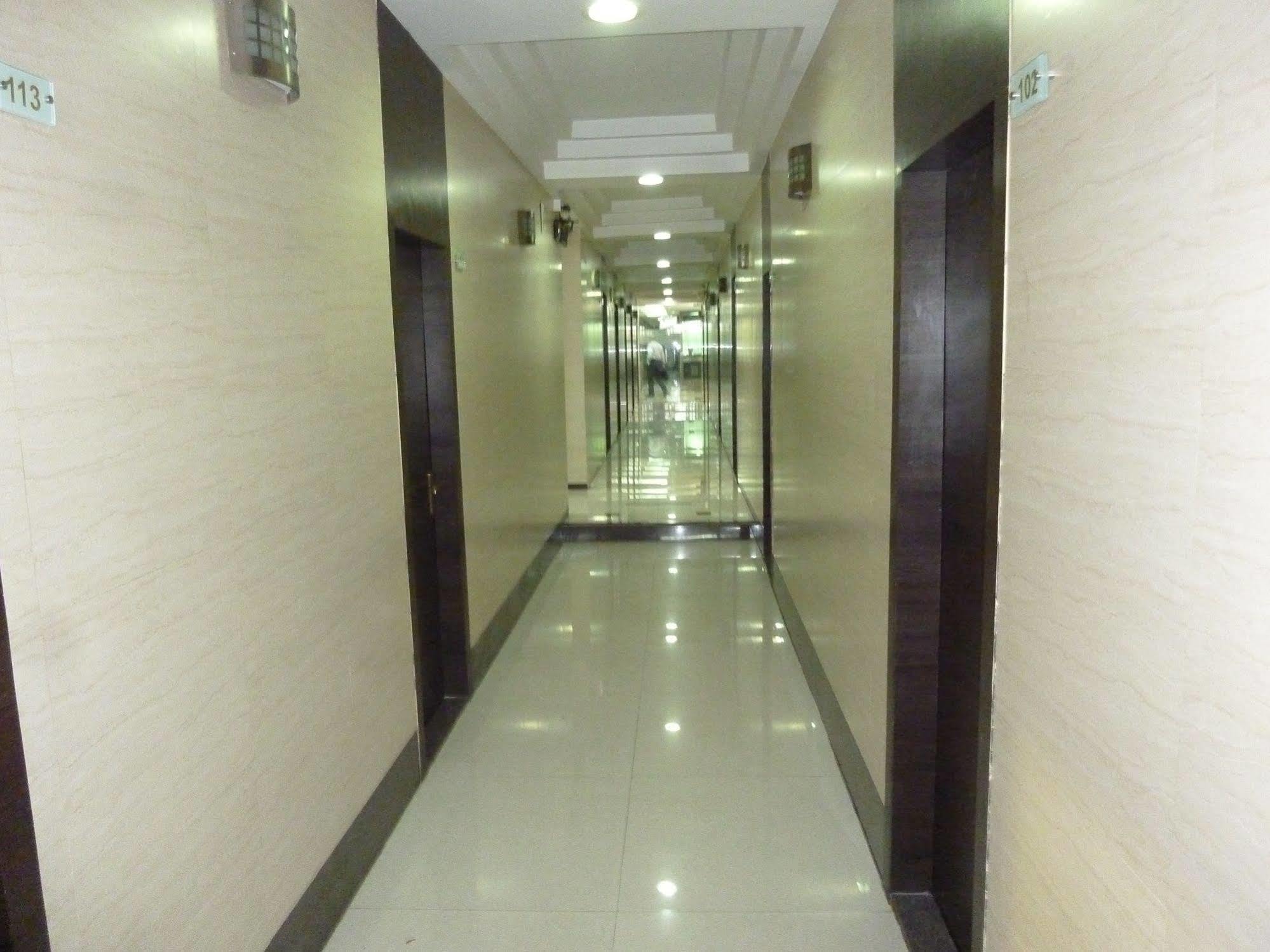 Hotel Regal Palace Мумбай Екстериор снимка