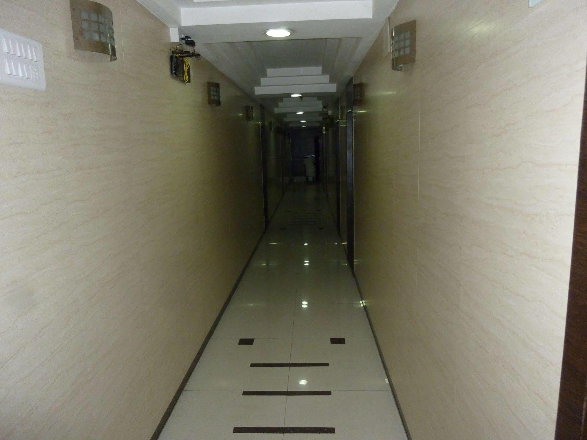 Hotel Regal Palace Мумбай Екстериор снимка
