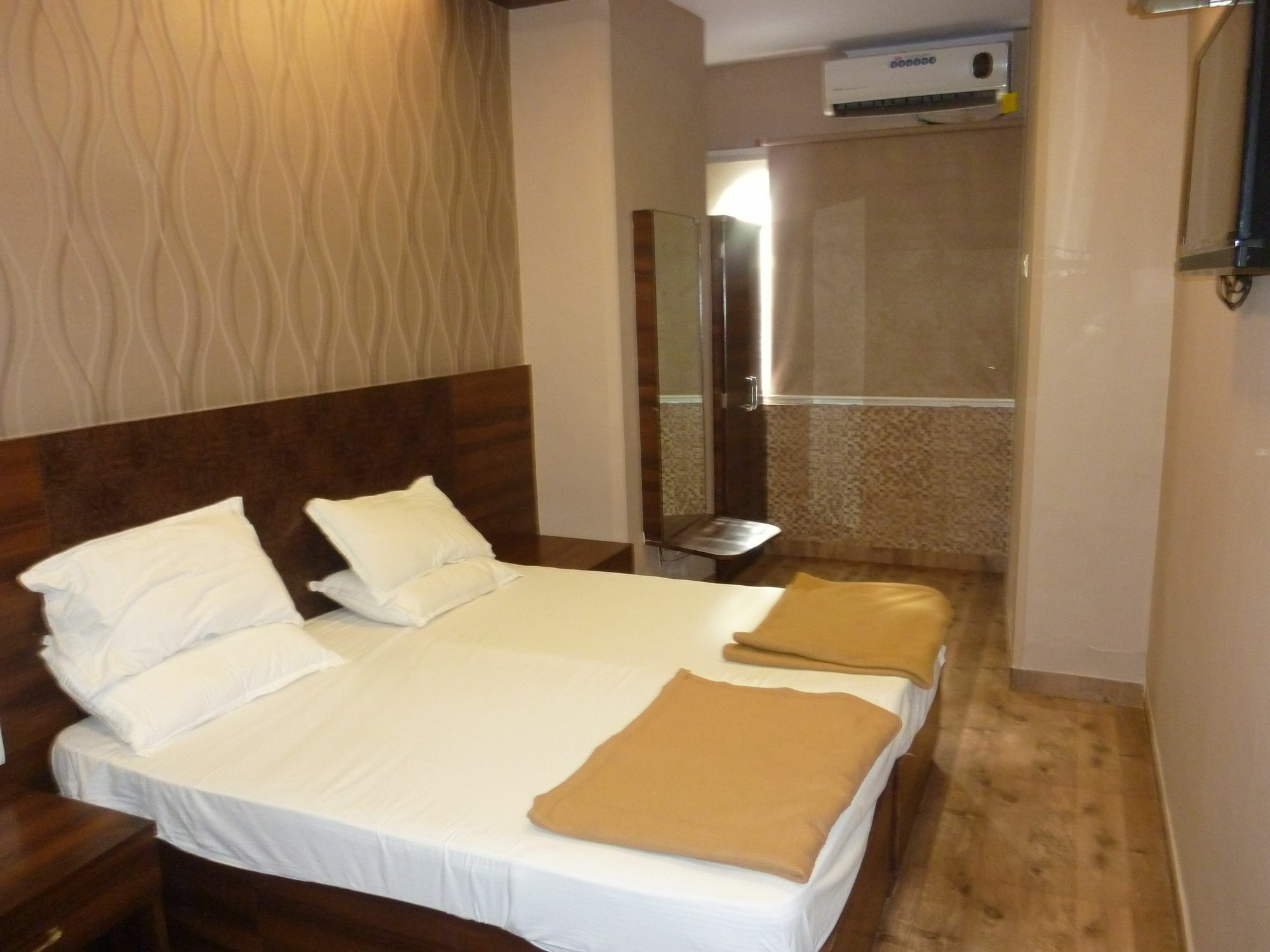 Hotel Regal Palace Мумбай Екстериор снимка