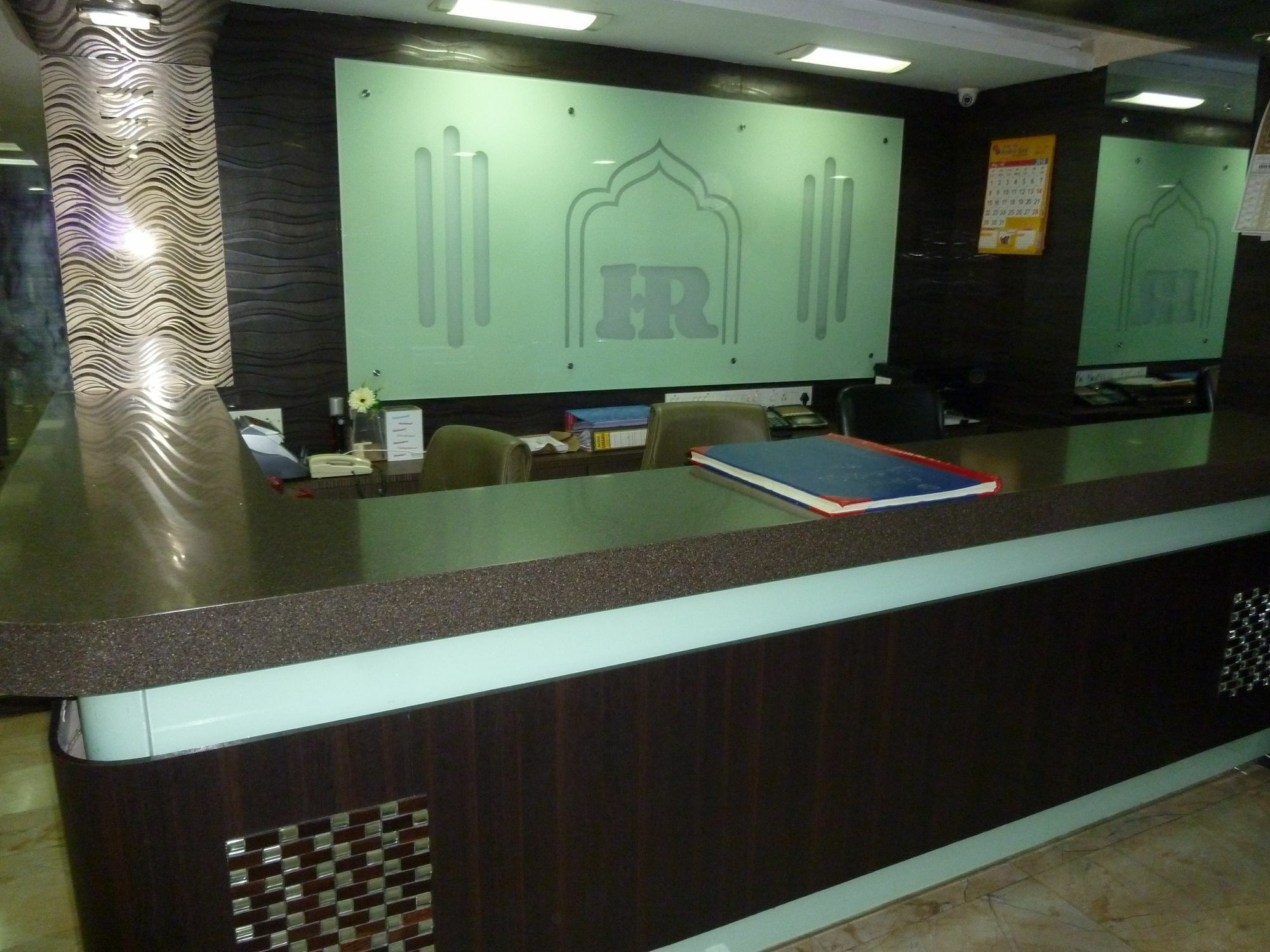 Hotel Regal Palace Мумбай Екстериор снимка